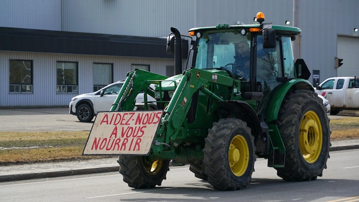 Des agriculteurs au moment de manifester le vendredi 8 mars 2024 en matinée à Rimouski.