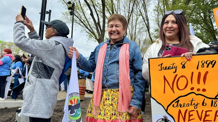 Des personnes à une manifestation à Edmonton (le 15 mai 2025).