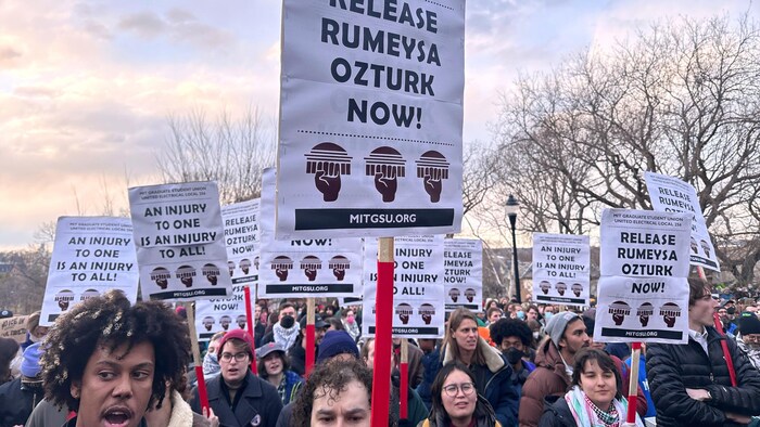 Des personnes, dont certaines tiennent des pancartes demandant la libération de Rumeysa Ozturk, à Somerville, au Massachusetts. 