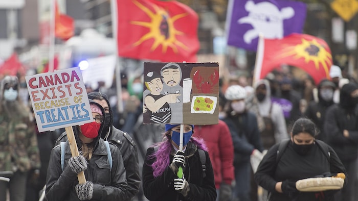 Des manifestants brandissant des pancartes.