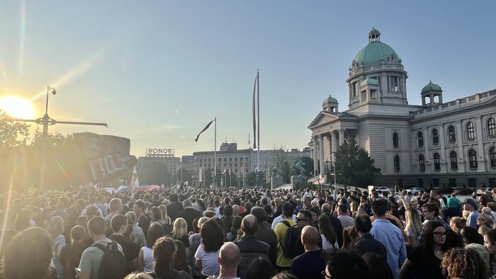 La manifestation de samedi a réuni des dizaines de milliers de personnes dans la capitale serbe. 