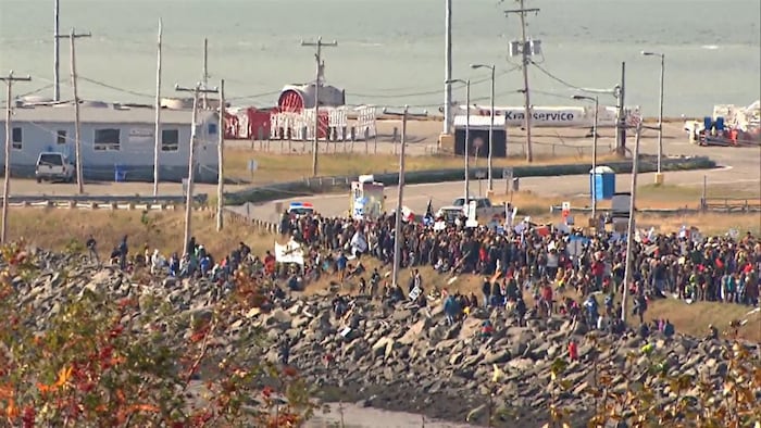 Une manifestation au port de Gros-Cacouna.