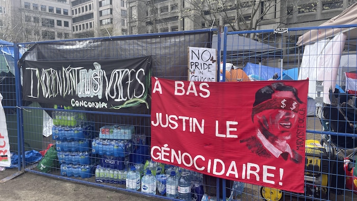 Une bannière représentant le groupe Voix juives indépendantes et une autre dénonçant la politique du Canada au Proche-Orient dans le campement.