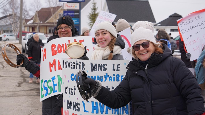 Des manifestantes du mouvement Le communautaire à boutte photographiées lundi