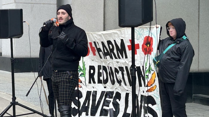 Un homme prend la parole lors d’une manifestation contre la fermeture des centres d’injection supervisée, à Toronto, le mercredi 1er avril 2026.