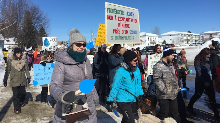 Des citoyens manifestent en hiver.