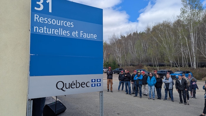 Des citoyens rassemblés devant un édifice gouvernemental.  