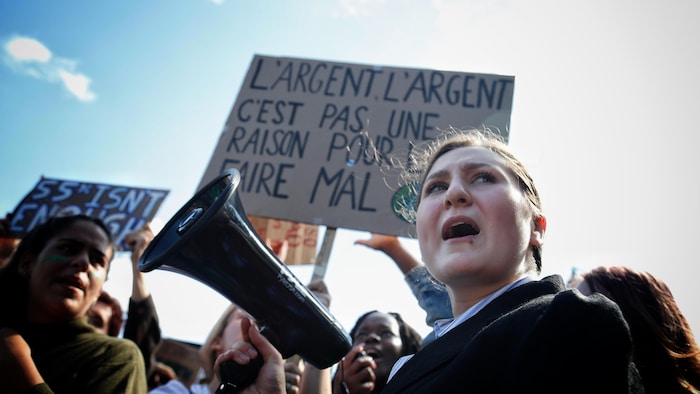 Une jeune femme lors d'une manifestation pour le climat à Montréal.