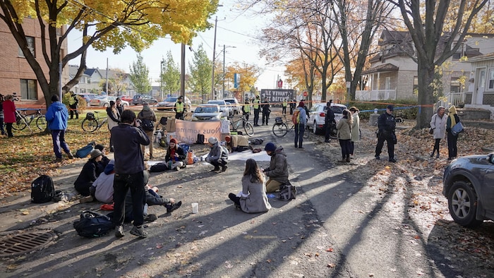 Une vingtaine d’activistes du collectif Antigone encadrés par des policiers.
