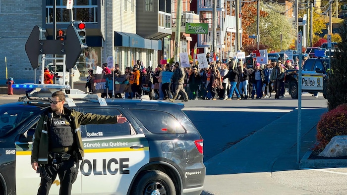 Une manifestation dans les rues de Rimouski.