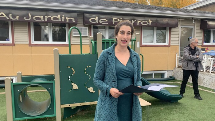 Émilise Lessard-Therrien s'adresse aux manifestants devant le CPE Au Jardin de Pierrot de Rouyn-Noranda.