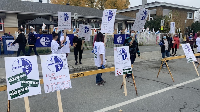 Une dizaine d'éducatrices manifestent devant le CPE Au Jardin de Pierrot de Rouyn-Noranda.