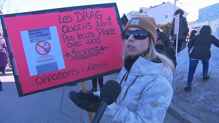 Une manifestante avec une pancarte clamant que « les drag-queens n'ont pas leur place avec nos jeunes ».