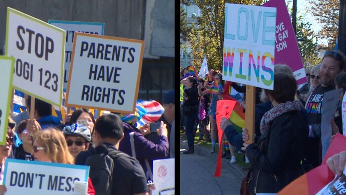  Une dizaine de manifestants montrent des pancartes à la défense des droits de la communauté LGBT.