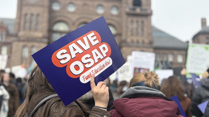  « Sauvez OSAP [acronyme en anglais du Régime d'aide financière aux étudiants] », lors d'une manifestation devant l'Assemblée législative à Toronto, le 24 mars 2026.