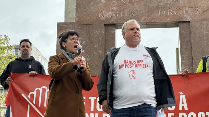 Leah Gazan parle au micro devant le Monument des droits de la personne à Ottawa.