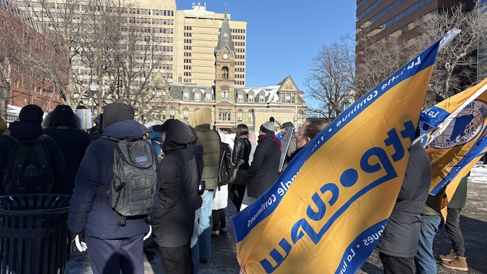 Des manifestants avec des drapeaux devant l'hôtel de ville d'Halifax.
