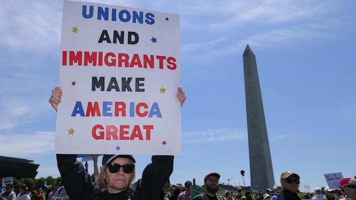 Des centaines de manifestants se sont rassemblés sur le National Mall à l'occasion de la Journée internationale des travailleurs, également connue sous le nom de « May Day », le 1er mai 2026.