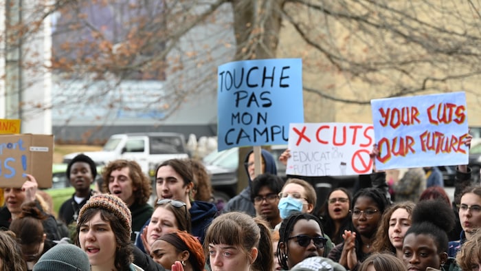 Manifestation, affiches "touche pas à mon campus".