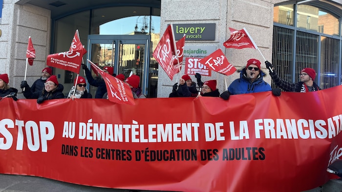 Des gens manifestent à l'extérieur.