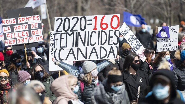 Une pancarte souligne qu'il y a eu 160 féminicides au Canada en 2020.