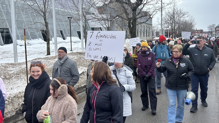 Une trentaine de personnes défilent dans la rue à Rimouski, lors de la Journée internationale des droits des femmes.