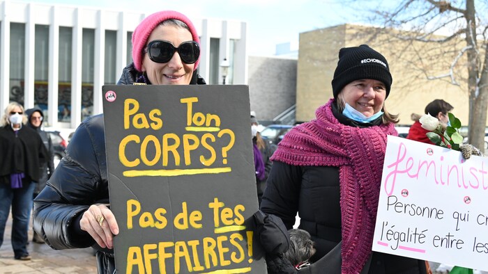 Des manifestantes ont participé à la manifestation à l'occasion de la Journée internationale des droits des femmes à Fredericton.