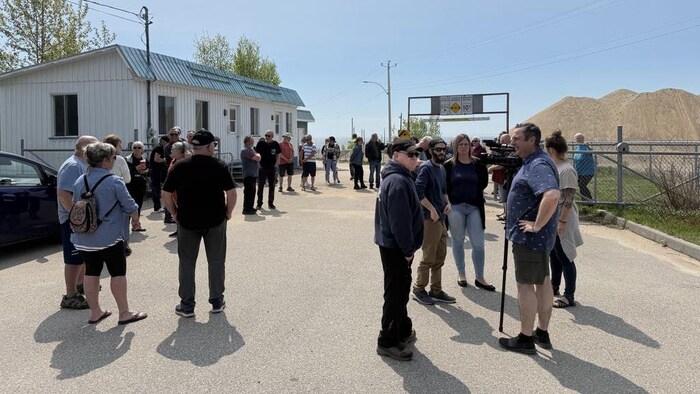 Des manifestants sont réunis à la traverse de Forestville. 