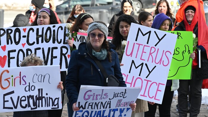 L'accès à l'avortement est une question qui retient l'attention au Nouveau-Brunswick. Des manifestantes ont demandé que le gouvernement provincial modifie un règlement qui empêche le remboursement des avortements faits à l'extérieur des hôpitaux.