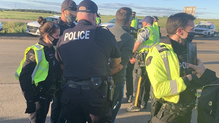 La police a procédé à des arrestations mercredi soir, à la frontière entre le Nouveau-Brunswick et la Nouvelle-Écosse.