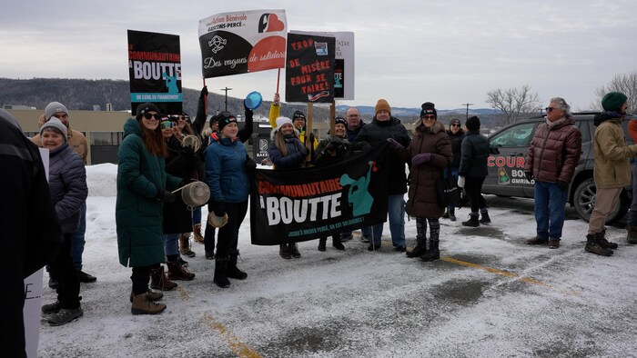 Des représentants du communautaire manifestent à Gaspé.