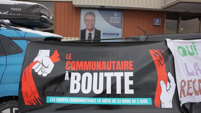 Une bannière installée devant le bureau du député Stéphane Sainte-Croix