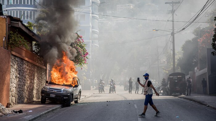 Une voiture en flammes dans les rues de Port-au-Prince.