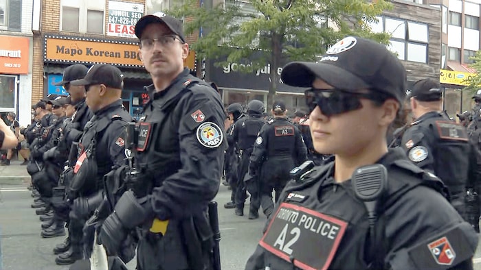 Des policiers dans la rue.