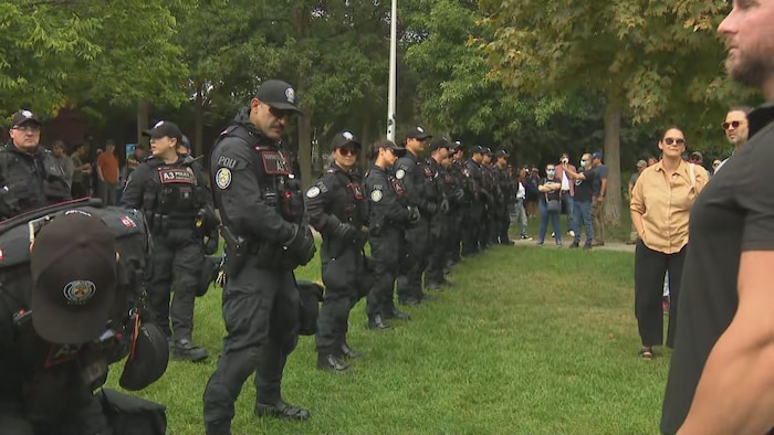 Des policiers forment un cordon dans un parc.