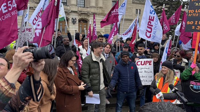 Au lendemain d'un discours du Trône axé sur la santé, près de 200 travailleurs du secteur ont manifesté mercredi devant l'Assemblée législative de la Saskatchewan, à Regina.