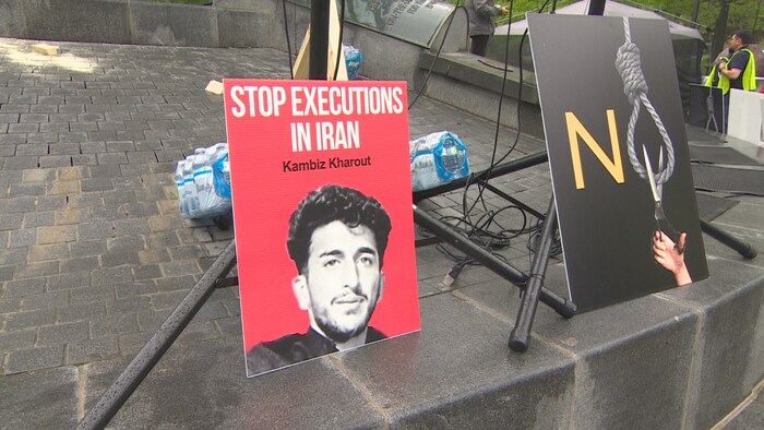 Des pancartes contre la peine de mort.