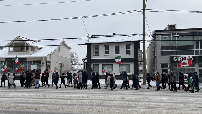 Des dizaines de manifestants dans les rues de Sherbrooke.