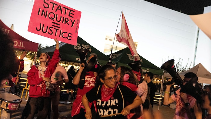 Une manifestation à Tel-Aviv contre le premier ministre israélien Benyamin Nétanyahou et son gouvernement, réclamant une commission d'enquête d'État sur l'attaque meurtrière du Hamas du 7 octobre 2023.