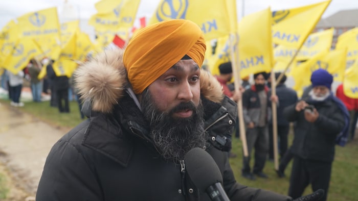 Inderjeet Singh Gosal en entrevue avec des manifestants pro-Khalistan.