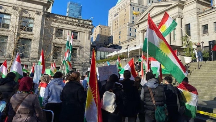 Le drapeau kurde flottait samedi dernier au centre-ville de Vancouver,  alors que plusieurs dizaines de manifestants se sont rassemblés devant le Musée des beaux-arts.