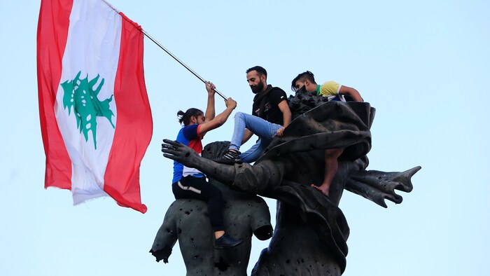 Des manifestants ont grimpé sur des statues à Beyrouth.