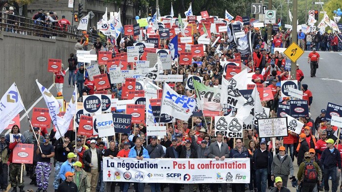 Manifestation d’employés syndiqués du secteur municipal dans les rues de Montréal en septembre 2014.
