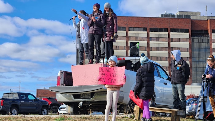Manifestation contre la loi 2 : « Avant que le bateau coule, on veut ...