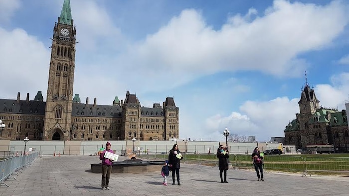 Quatre femmes devant le Parlement à Ottawa.
