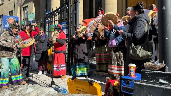 Des Mi'kmaq manifestent de l'Assemblée législative de la Nouvelle-Écosse.
