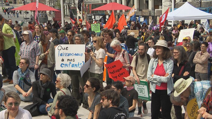 Des centaines de personnes manifestent à l’occasion du Jour de la Terre ...