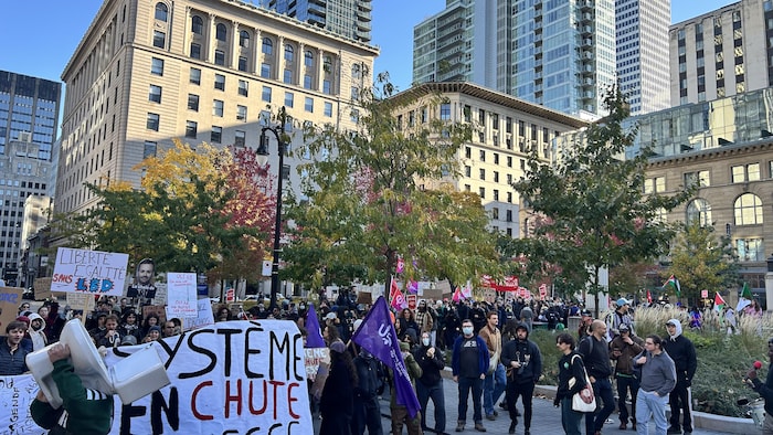 Des manifestants au centre-ville de Montréal.