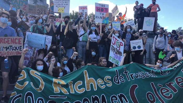 Un groupe de quelques dizaines de jeunes, portant pancartes et banderoles, entassés pour la photo.