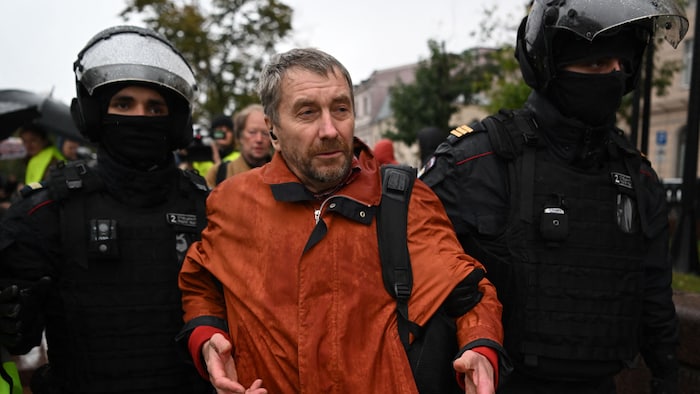 Des policiers arrêtent un manifestant à Moscou.